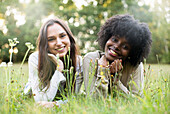 Porträt von lächelnden jungen Freundinnen im Park
