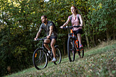 Junges Paar auf Fahrrädern im Wald