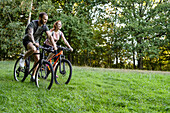 Junges Paar beim Radfahren im Wald