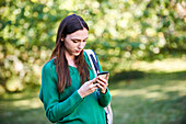 Junge Frau schreibt eine Textnachricht auf einem Smartphone