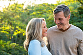 Porträt eines glücklichen Paares mittleren Alters, das sich im Freien amüsiert