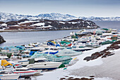 Grönland, Nuuk, kleine Boote unter Schnee