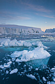 Grönland, Diskobucht, Ilulissat, Treibeis bei Sonnenuntergang mit Mondaufgang