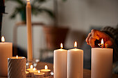 Frau zündet Kerzen zu Hause an