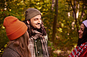 Freunde unterhalten sich im Herbstwald