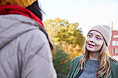 Sprechende Frauen in Herbstlandschaft