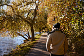 Mann spazierend im Herbstpark
