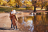 Älteres Paar neben einem See im Park