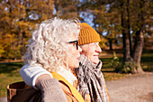 Älteres Paar im herbstlichen Park
