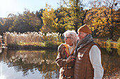 Älteres Paar am See im Park