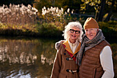 Älteres Paar am See im Park