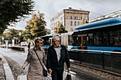 Lächelndes älteres Paar beim Stadtspaziergang
