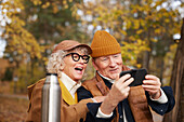 Älteres Paar macht ein Selfie im Park