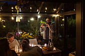 Mann fotografiert während des Abendessens im Gewächshaus