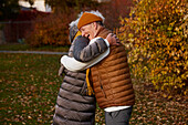 Älteres Paar in Umarmung in Herbstlandschaft