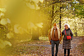 Älteres Paar beim Herbstspaziergang im Park