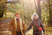 Glückliches Seniorenpaar im herbstlichen Park