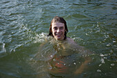Jugendlicher schwimmt im Wasser