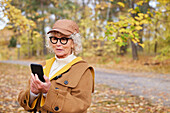 Ältere Frau mit Mobiltelefon