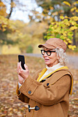 Ältere Frau benutzt Handy