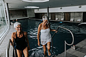 Frauen im Thermalbad-Schwimmbad