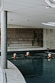 Frauen im Thermalbad-Schwimmbad