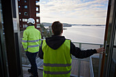 Bauarbeiter gehen auf einen Balkon
