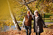 Älteres Paar in Herbstlandschaft