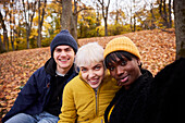 Drei Freunde im Park in einer Herbstlandschaft