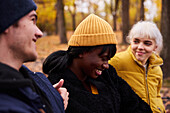 Drei Freunde in einem Park in Herbstlandschaft