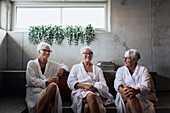 Ältere Frauen entspannen im Spa