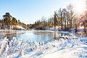 Fluss an einem sonnigen Tag im Winter