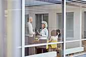 Geschäftsleute unterhalten sich im Büro