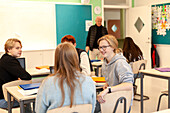 Teenager und Lehrerin im Klassenzimmer