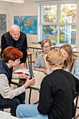 Teenager und Lehrerin im Klassenzimmer