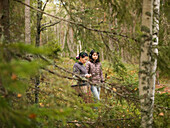 Mutter und Tochter gehen im Wald spazieren