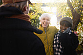 Glückliche junge Frauen unterhalten sich im Freien