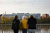 Rückansicht von Freunden, die am Fluss stehen