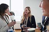 Geschäftsfrauen im Gespräch während der Kaffeepause