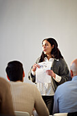 Geschäftsfrau präsentiert während eines Geschäftsseminars