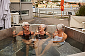 Seniorinnen entspannen im Whirlpool