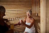 Ältere Frauen in der Sauna