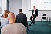 Frau bei einer Präsentation während eines Meetings