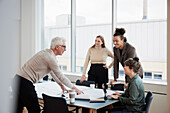 Architekten bei einer Besprechung im Büro