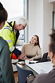 Architekten bei einer Besprechung im Büro