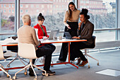 Menschen in einer Besprechung im Büro