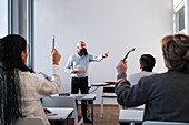 Mann hält Präsentation auf einem Seminar