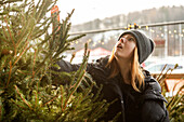 Frau sucht Weihnachtsbaum aus