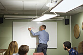 Mann hält eine Präsentation während eines Geschäftstreffens