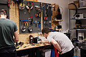 Blick auf arbeitende Männer in einer Werkstatt